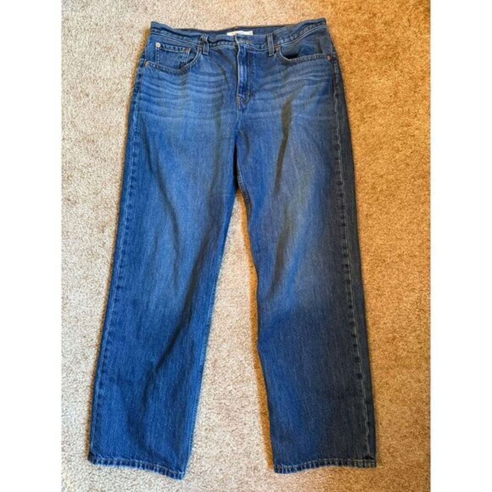 Levi's Classic Straight Leg Jeans Medium Wash Denim Relaxed Fit Casual Size 32